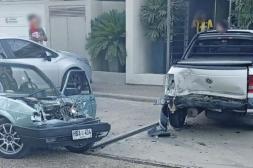 Vehículo con matrícula de Salto protagonizó violento choque contra autos estacionados 