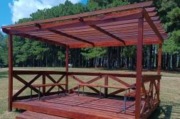 Instalan nuevas pérgolas con  decks en el Parque del Lago