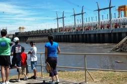 Salto Grande abre sus puertas a visitantes con recorridos guiados por la represa dentro de su propuesta de verano