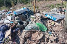 Denuncian arrojo indiscriminado de basura que empeora la situación de deterioro ambiental en barrio de zona este 