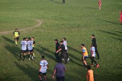 Agredieron al árbitro Mauro Melo: Los incidentes se robaron la atención  en la primera fecha de la Divisional B