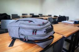 Evalúan control en mochilas  y celulares de los estudiantes