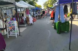 Feriantes denuncian falta de baños químicos y desorden en la instalación de los puestos  