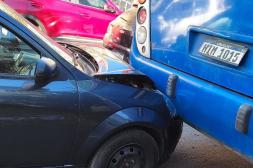 Prefecto de franco asistió a involucrados tras fuerte choque  entre auto y ómnibus municipal 