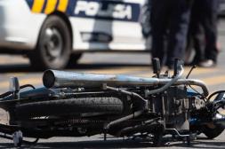 Violenta colisión en intersección  céntrica deja a un motociclista  de 26 años con graves fracturas 