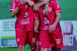 'U' pasó al frente con una goleada: El campeón pisó fuerte