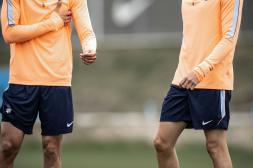 Con muchos lesionados y en duda Uruguay viaja hoy hacia el Mundial