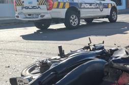 Fuerte choque en cruce peligroso deja  a un motociclista gravemente herido