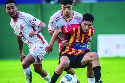 Universitario y Arsenal todavía la pelean: Ferro y Gladiador ya están
