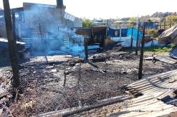 Incendio consumió por completo una vivienda familiar en Salto Nuevo