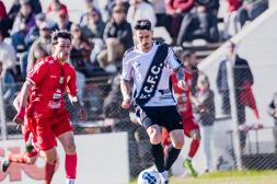 Ferro Carril dio el golpe clave y sacó del camino al campeón 