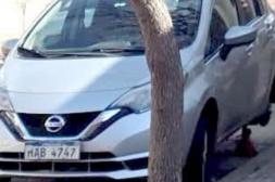 Delincuentes dejaron a dos autos sobre tacos y se llevaron 6 ruedas