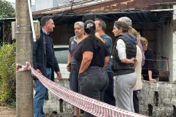 Fuerte temporal dejó una mujer fallecida y destrozos en la ciudad, con voladuras de techos, árboles y columnas caídas