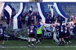 Saluden al campeón:  Saladero con 10 venció a Hindú y celebró al saber el final en el Racedo