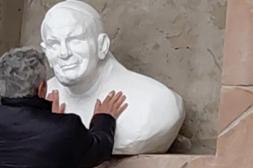 Busto de Juan Pablo II no tiene permiso  de Aduana y deberá volver a Concordia