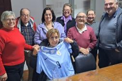 Ajupensal hizo entrega de la camiseta firmada de Uruguay