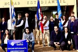 Primera vez: el Hogar Universitario  participó del desfile del 25 de agosto
