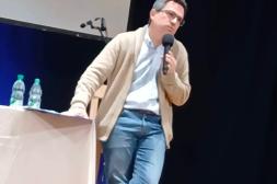 El psicólogo Alejandro De Barbieri colmó el teatro Larrañaga en una velada dedicada a la salud mental y la educación sana