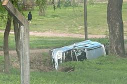 Vuelco en el Parque Harriague: auto cayó a una zanja en calle 18 de Julio 