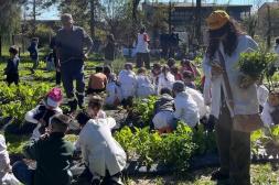 Los niños plantadores de Fátima y Barrio Uruguay devuelven la vida al histórico chalet y cuidado de su huerta comunitaria