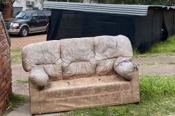 Latidos: Sillón en la vereda, A unos sí, a otros no y más...