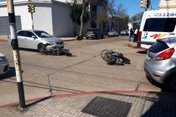 Choque entre dos motos y un auto en  Artigas y Michelini dejó dos heridos
