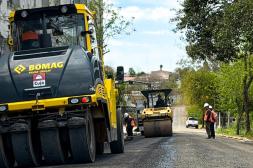 Se colocó primera capa de bitumen en calle Cervantes