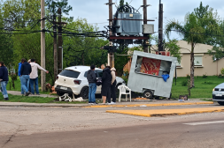 Auto chocó carro de comidas  y una moto en Rodó y Apolón 