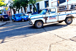 Fuerte impacto entre un automóvil y una camioneta en la zona de Plaza de Deportes