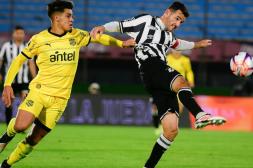 Peñarol primero pero en la cuerda floja ante un Wanderers urgido