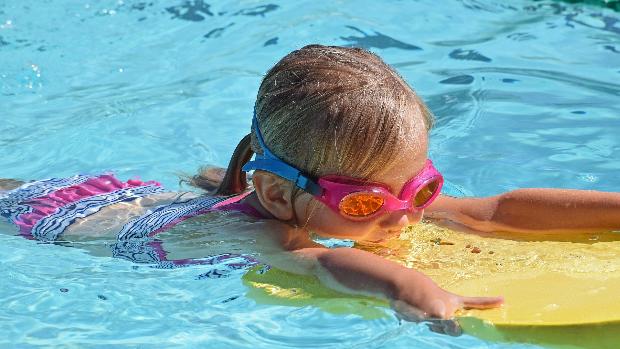 Consejos a tener en cuenta para evitar infección en los oídos al disfrutar del agua