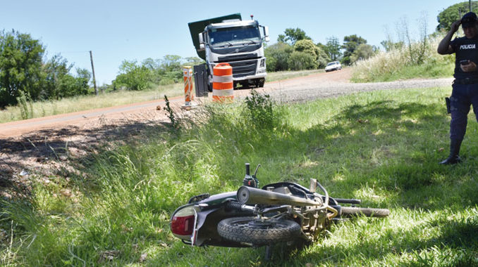 Siniestro de tránsito entre camión y motociclista: posible fractura