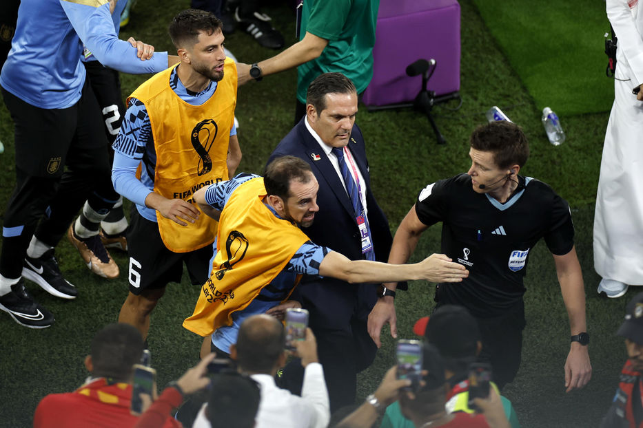 FIFA hizo un “corte” de árbitros y no estarán los protagonistas de las polémicas con Uruguay