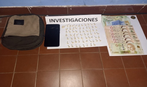 Policía incautó droga y dinero en barrio  La Tablada tras identificar a tres hombres