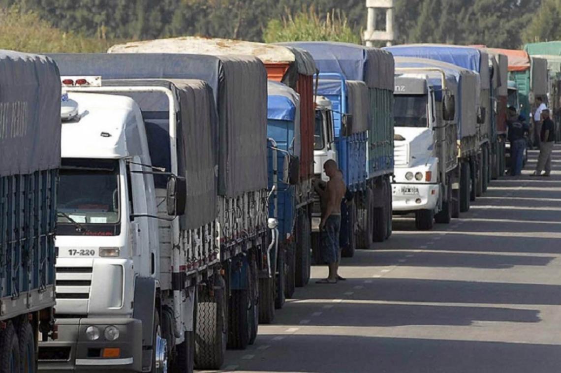 Camioneros argentinos cancelan actividad y preparan cortes en los puentes con Uruguay