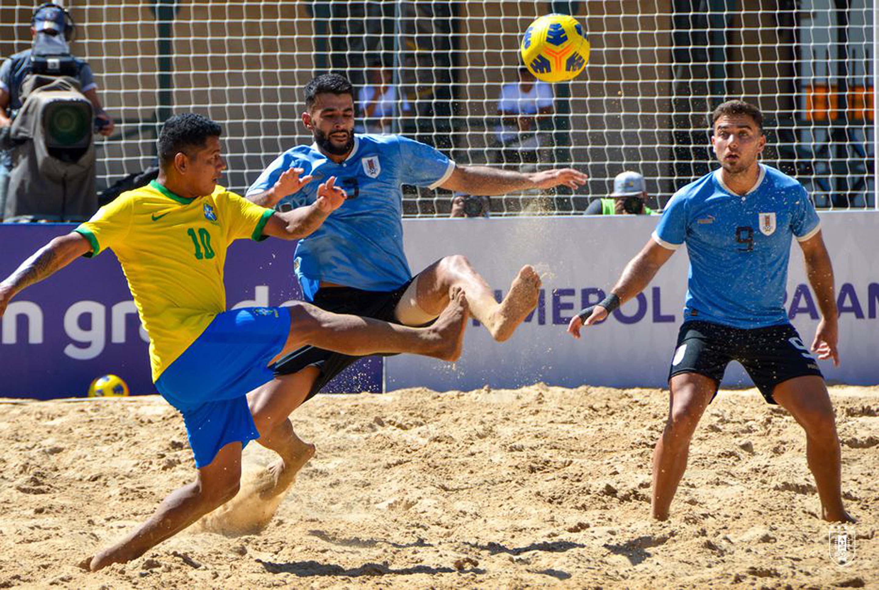 Fútbol playa: Uruguay cayó con Brasil 6-2 por segunda fecha de Copa América  - Diario Cambio Salto : Diario Cambio Salto