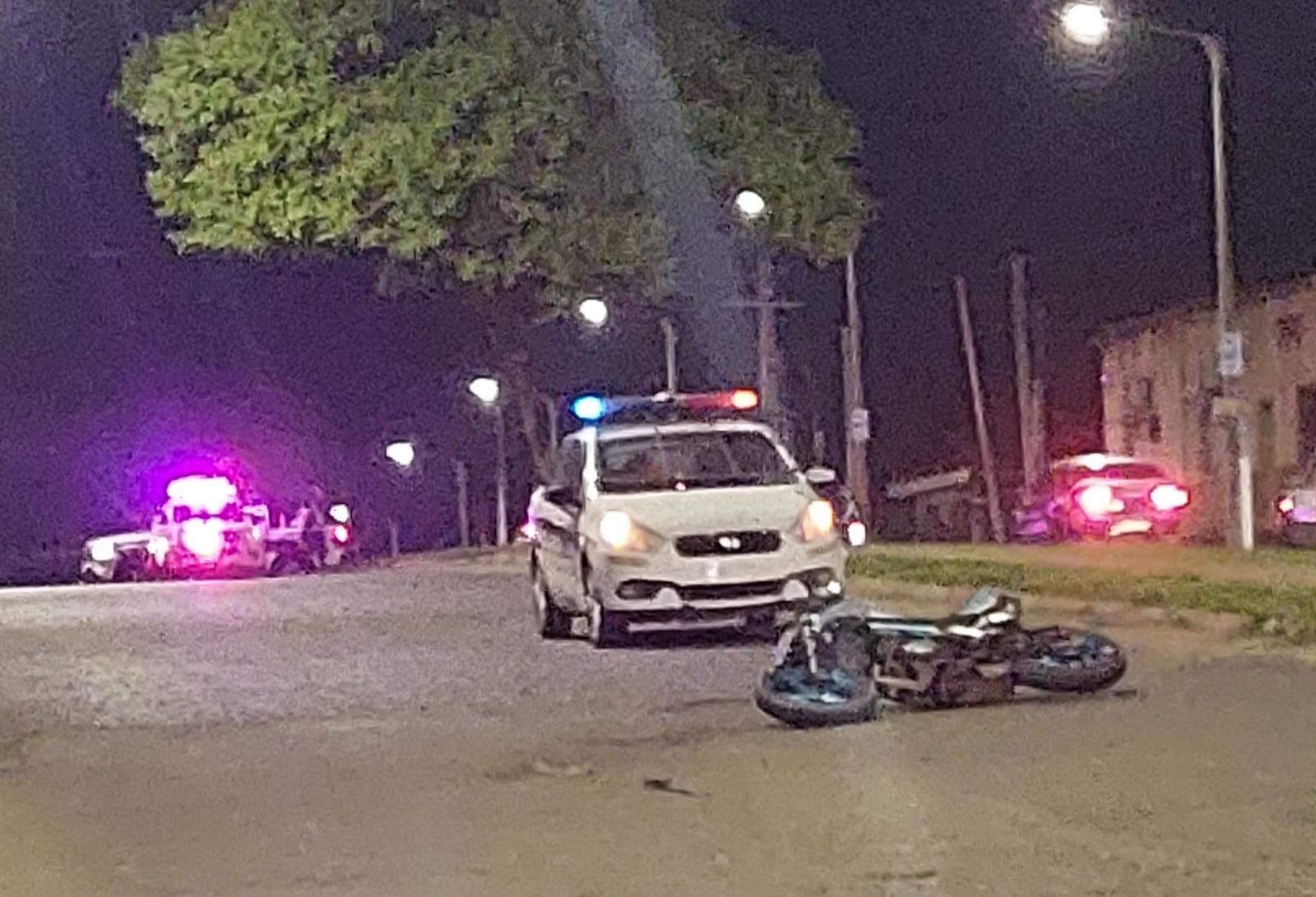 Dos motociclistas lesionados tras chocar con una camioneta que fugó de la escena