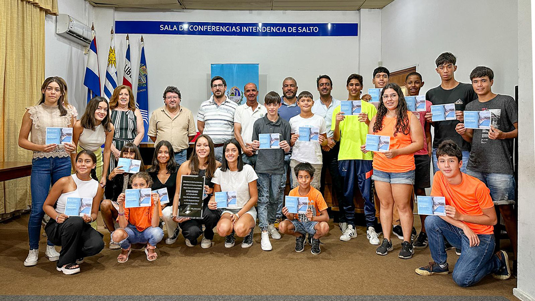 Intendencia de Salto entrega reconocimiento a  delegación de Piscinas Barriales por su participación  en el Campeonato Nacional