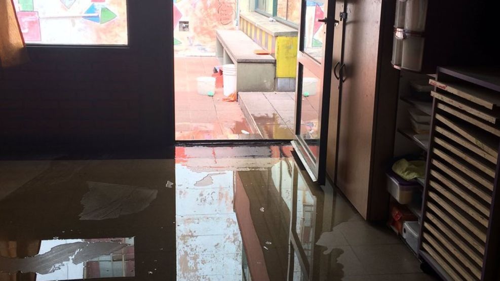 Intensas lluvias provocaron enchorradas,  hogares afectados y una escuela inundada