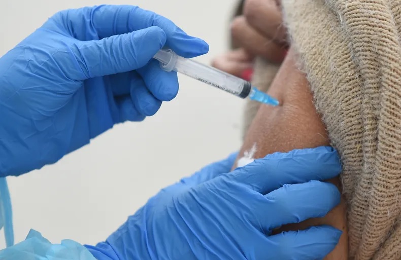 Comenzó ayer miércoles en  todo el país la campaña 2024  de vacunación contra la gripe