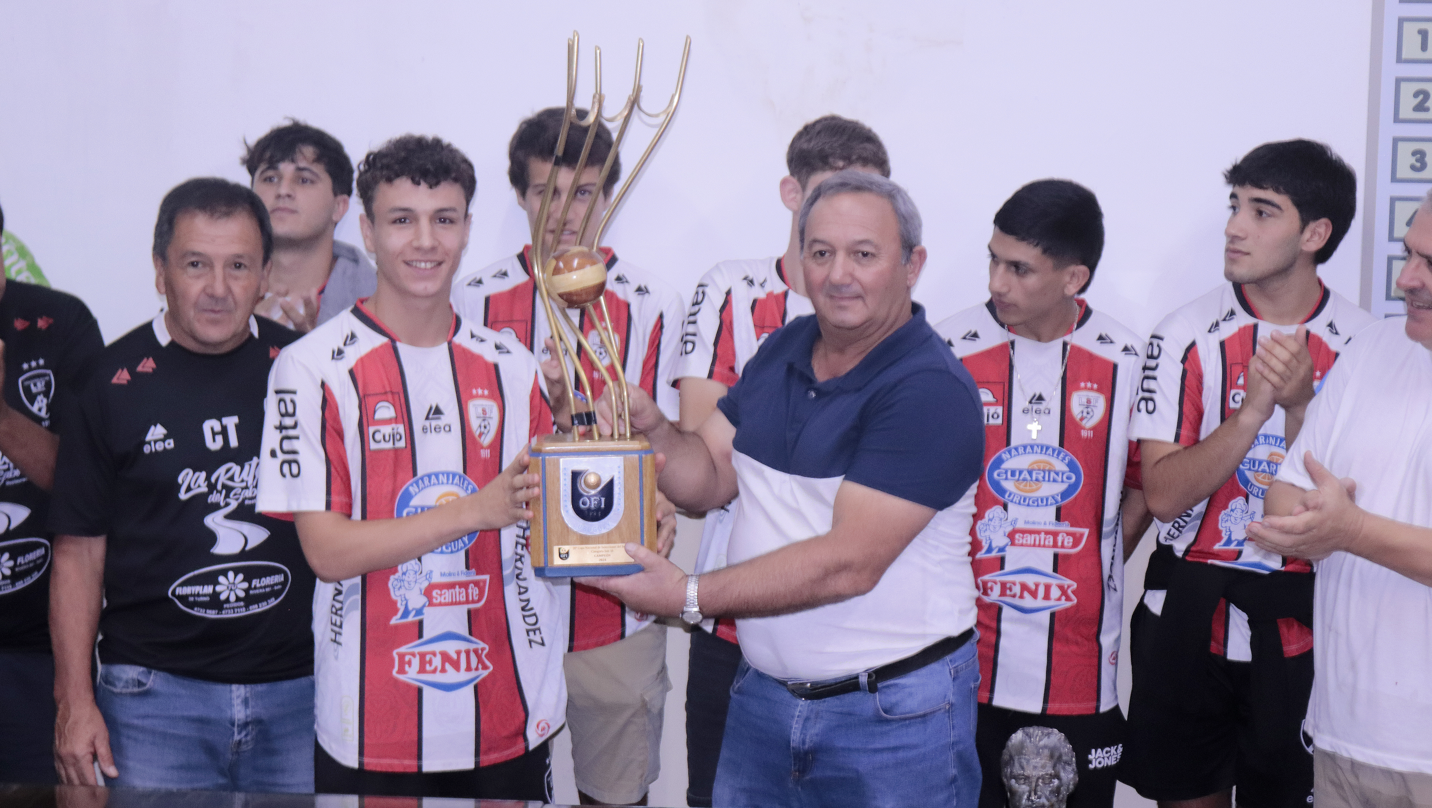 Selección juvenil fue recibida en la Liga y entregó la Copa de campeón
