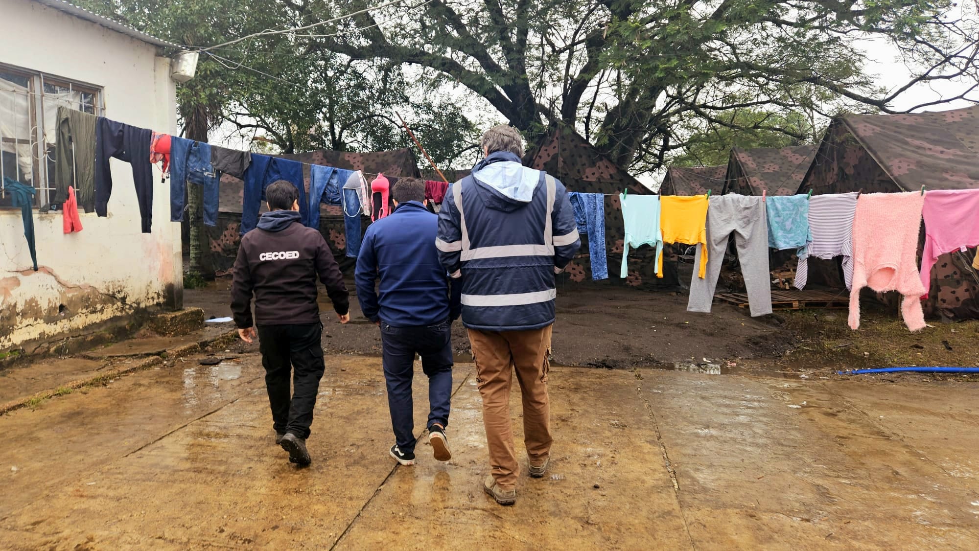 Director Nacional del SINAE y el Coordinador del CECOED visitaron  a los desplazados por la creciente