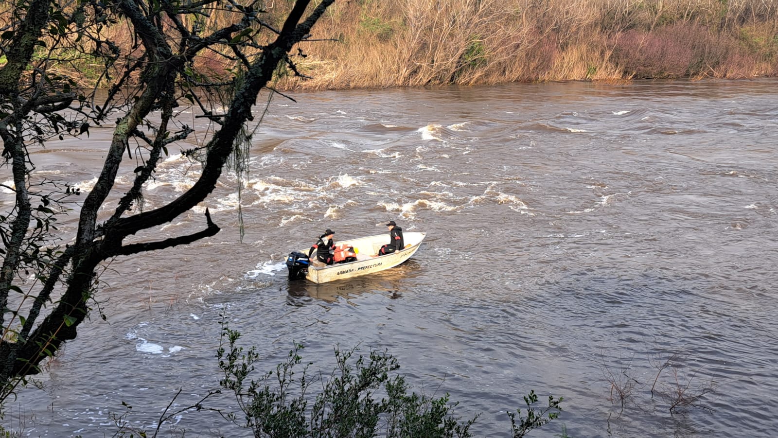 Prefectura de Salto continúa buscando la persona que cayó al río Arapey junto a otras instituciones