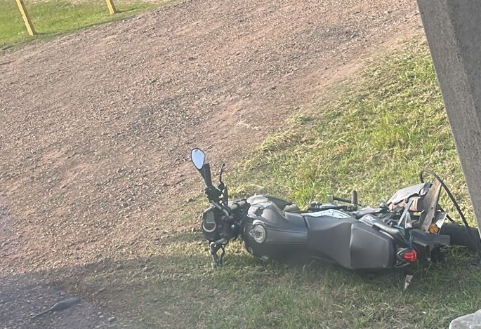 Motociclista con lesiones graves  tras impactar con un automóvil