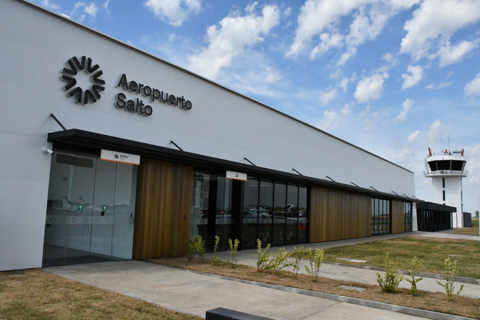 Amplia comitiva de gobierno arriba hoy en primer vuelo Montevideo-Salto