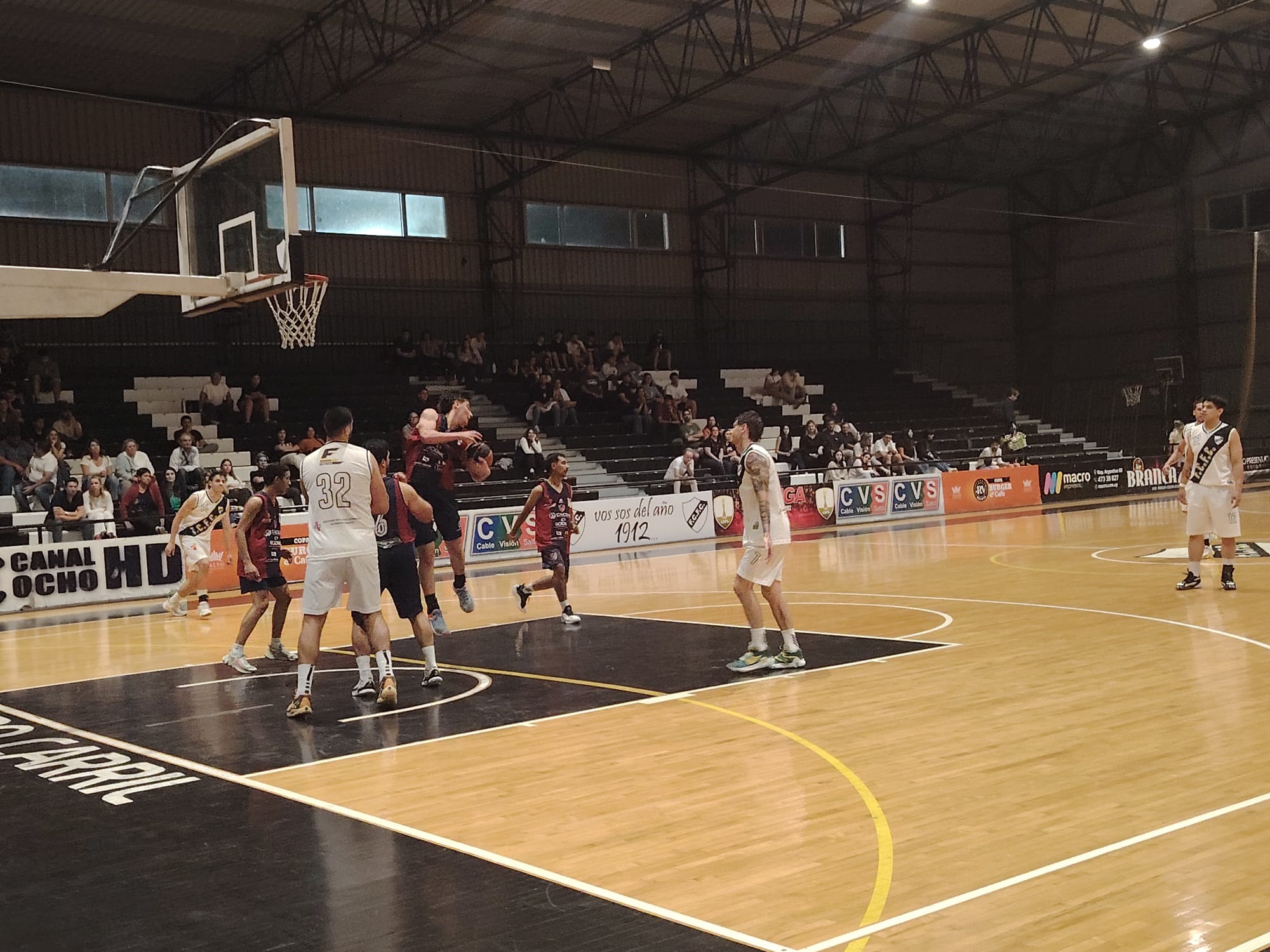 Victorias claras de Ferro Carril y Salto Uruguay por la 2ª fecha del basket