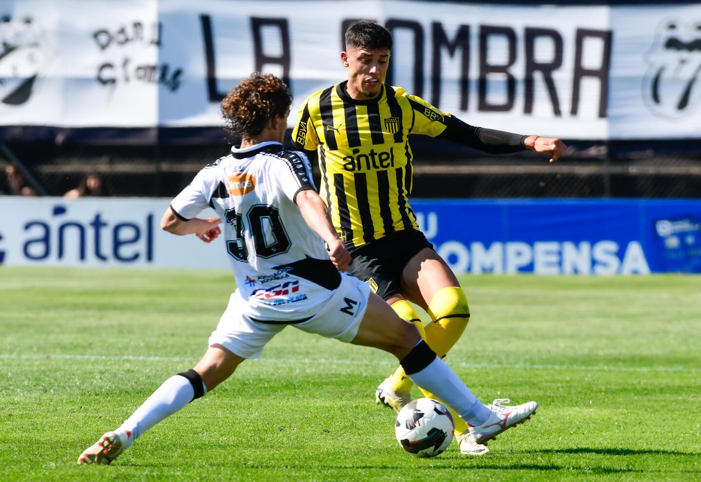 Peñarol acá y la cabeza en la Copa