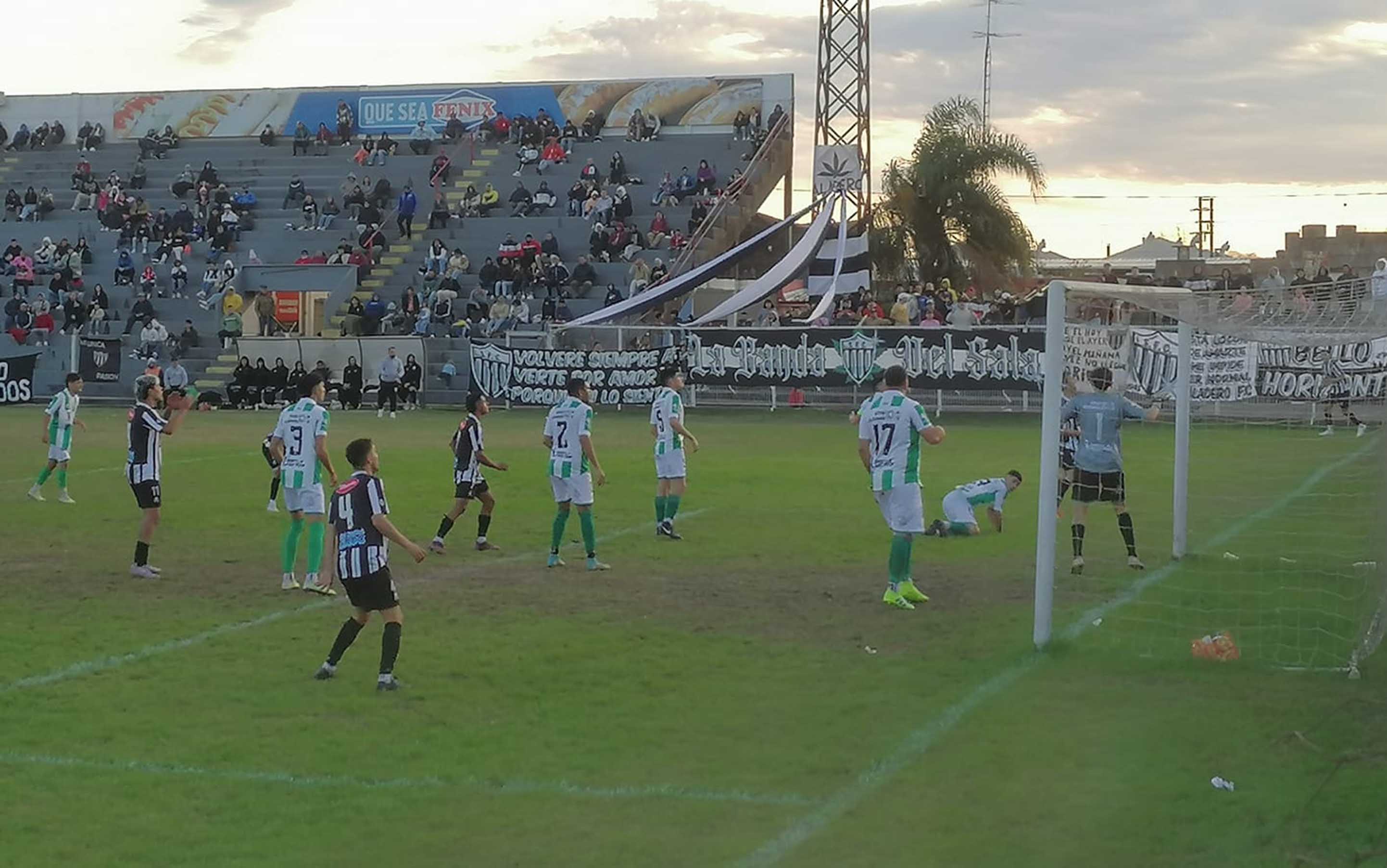 Universitario alejó a Ferro con una goleada y se va perfilando