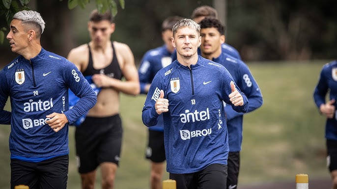 Uruguay entrenó pensando en el encuentro del viernes ante Perú y Bielsa ensayó variantes de esquema