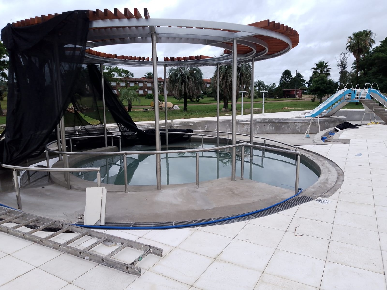 Piscina de los “tres toboganes” en Termas del Arapey está casi pronta y quedará reinaugurada en diciembre